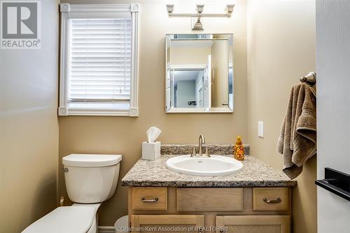 104 London Drive, Chatham, ON - Indoor Photo Showing Bathroom