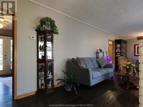 530 Gordon Street, Bothwell, ON - Indoor Photo Showing Living Room