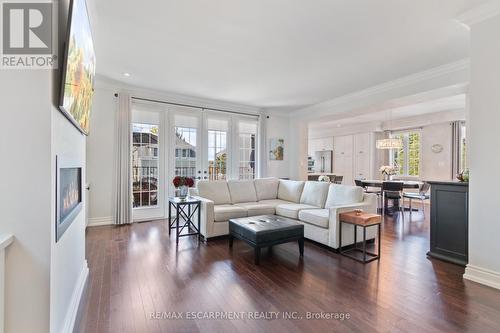 139 Wilson Street, Oakville, ON - Indoor Photo Showing Living Room