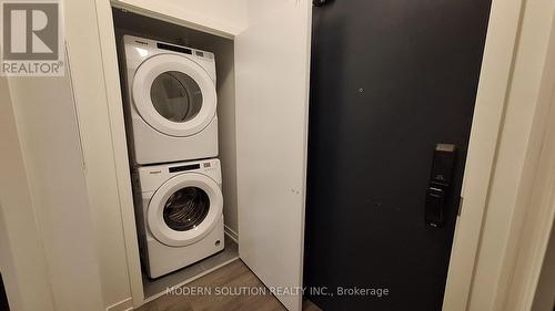 227 - 395 Dundas Street W, Oakville, ON - Indoor Photo Showing Laundry Room