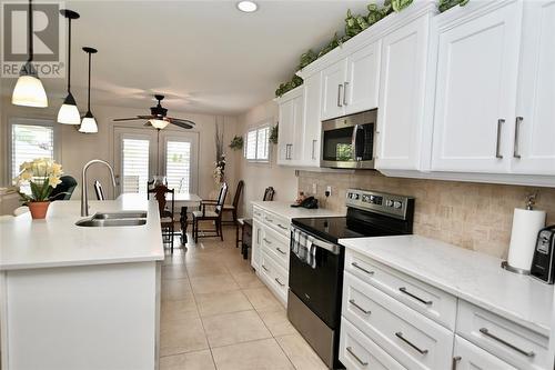 298 Sawgrass Place, Sarnia, ON - Indoor Photo Showing Kitchen With Double Sink With Upgraded Kitchen