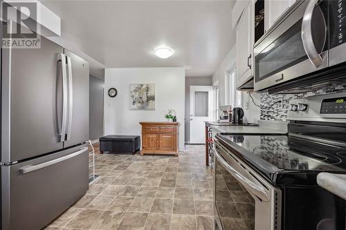 201 Hampton Avenue, Sarnia, ON - Indoor Photo Showing Kitchen