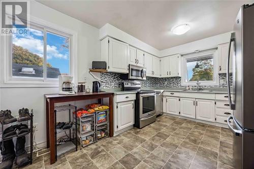 201 Hampton Avenue, Sarnia, ON - Indoor Photo Showing Kitchen With Double Sink With Upgraded Kitchen