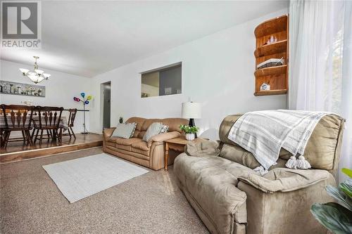 201 Hampton Avenue, Sarnia, ON - Indoor Photo Showing Living Room