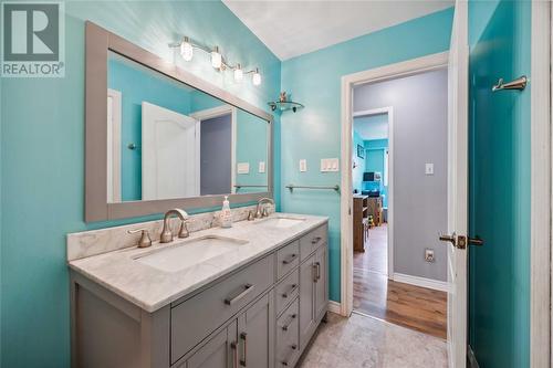 201 Hampton Avenue, Sarnia, ON - Indoor Photo Showing Bathroom