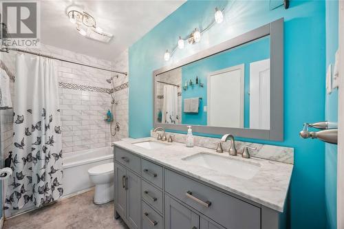 201 Hampton Avenue, Sarnia, ON - Indoor Photo Showing Bathroom