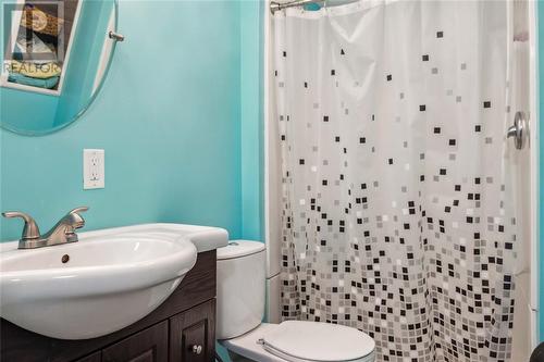 201 Hampton Avenue, Sarnia, ON - Indoor Photo Showing Bathroom