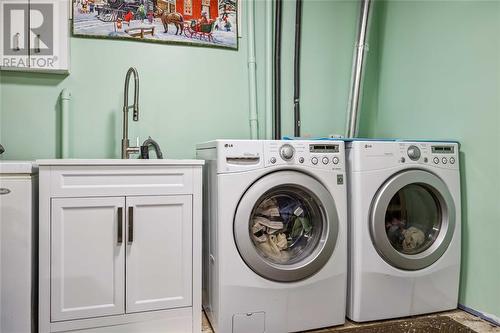 201 Hampton Avenue, Sarnia, ON - Indoor Photo Showing Laundry Room