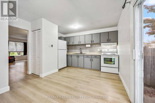 26 - 200 St Clair Boulevard, St. Clair, ON - Indoor Photo Showing Kitchen