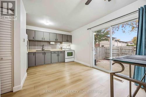 26 - 200 St Clair Boulevard, St. Clair, ON - Indoor Photo Showing Kitchen