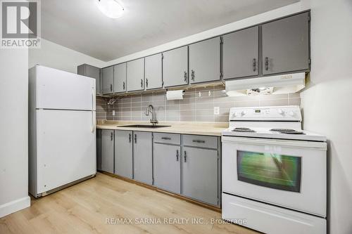 26 - 200 St Clair Boulevard, St. Clair, ON - Indoor Photo Showing Kitchen