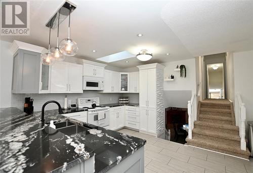 1236 Thistledown Avenue, Sarnia, ON - Indoor Photo Showing Kitchen With Double Sink With Upgraded Kitchen