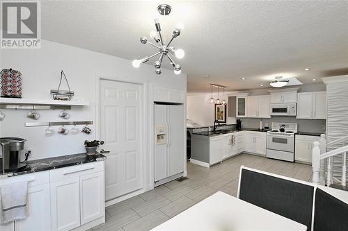 1236 Thistledown Avenue, Sarnia, ON - Indoor Photo Showing Kitchen With Upgraded Kitchen