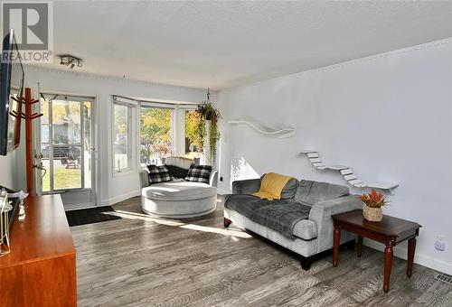 1236 Thistledown Avenue, Sarnia, ON - Indoor Photo Showing Living Room