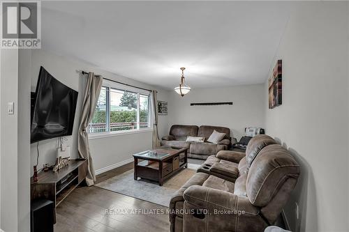 5 Fraser Street, South Stormont, ON - Indoor Photo Showing Living Room