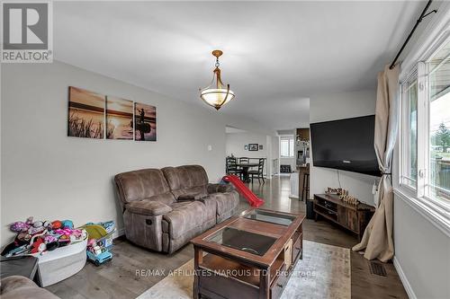 5 Fraser Street, South Stormont, ON - Indoor Photo Showing Living Room