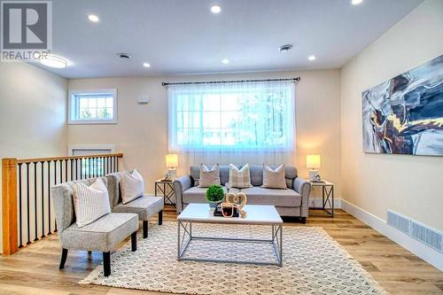 109 Penrose Street, Sarnia, ON - Indoor Photo Showing Living Room