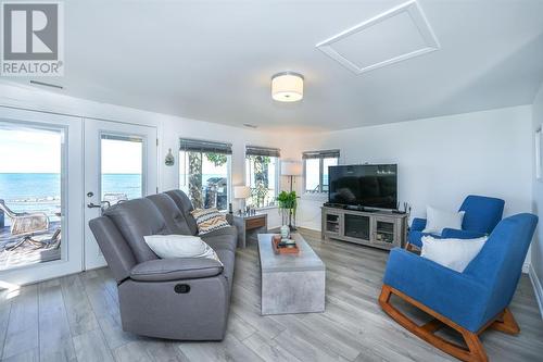 5322 Broadview Avenue, Lambton Shores, ON - Indoor Photo Showing Living Room