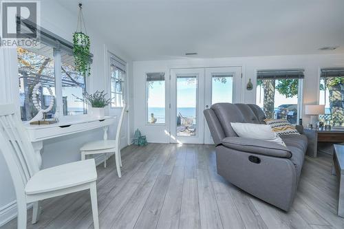 5322 Broadview Avenue, Lambton Shores, ON - Indoor Photo Showing Living Room