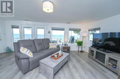 5322 Broadview Avenue, Lambton Shores, ON - Indoor Photo Showing Living Room