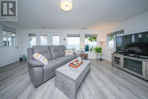 5322 Broadview Avenue, Lambton Shores, ON - Indoor Photo Showing Living Room