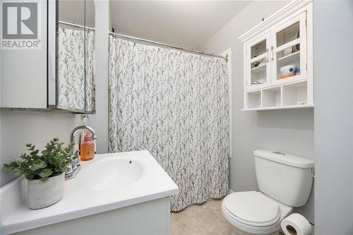 7043 Base Line Road, Wallaceburg, ON - Indoor Photo Showing Bathroom