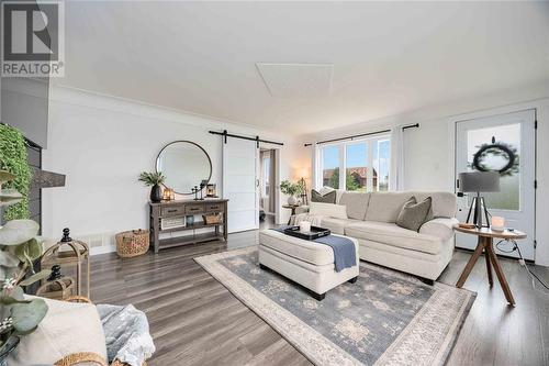 7043 Base Line Road, Wallaceburg, ON - Indoor Photo Showing Living Room