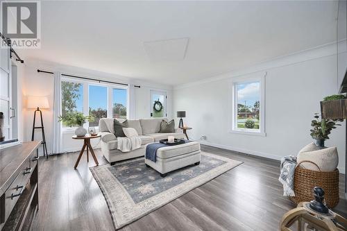 7043 Base Line Road, Wallaceburg, ON - Indoor Photo Showing Living Room