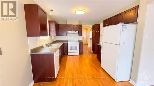 59 Montana Way, Ottawa, ON - Indoor Photo Showing Kitchen With Double Sink