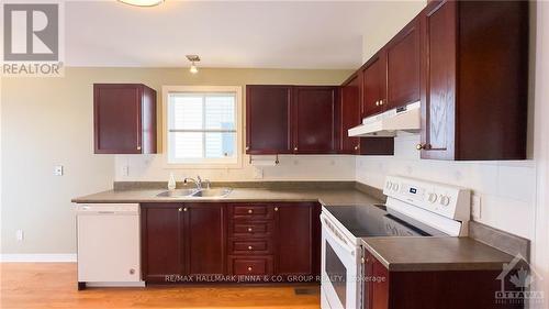 59 Montana Way, Ottawa, ON - Indoor Photo Showing Kitchen With Double Sink