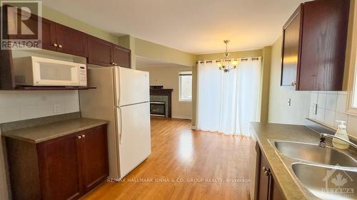 59 Montana Way, Ottawa, ON - Indoor Photo Showing Kitchen With Double Sink