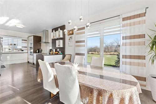 14 Sterling Drive, Mitchell, MB - Indoor Photo Showing Dining Room