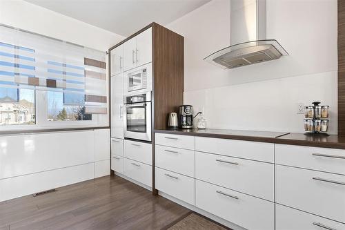 14 Sterling Drive, Mitchell, MB - Indoor Photo Showing Kitchen