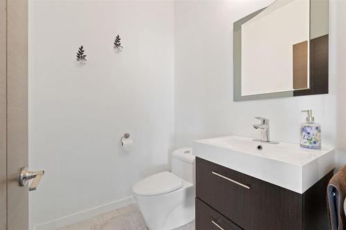 14 Sterling Drive, Mitchell, MB - Indoor Photo Showing Bathroom