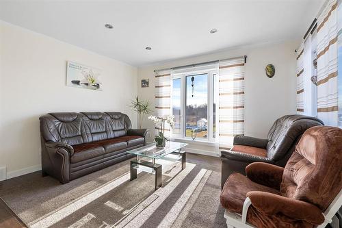 14 Sterling Drive, Mitchell, MB - Indoor Photo Showing Living Room