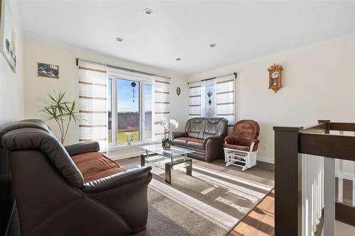 14 Sterling Drive, Mitchell, MB - Indoor Photo Showing Living Room