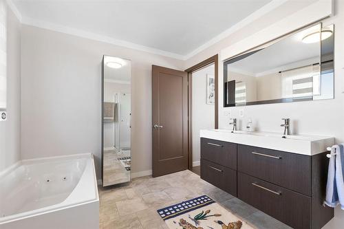 14 Sterling Drive, Mitchell, MB - Indoor Photo Showing Bathroom