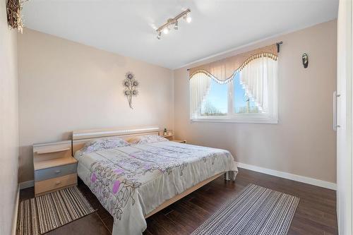 14 Sterling Drive, Mitchell, MB - Indoor Photo Showing Bedroom