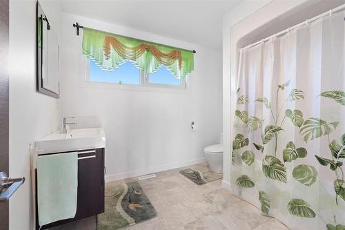 14 Sterling Drive, Mitchell, MB - Indoor Photo Showing Bathroom