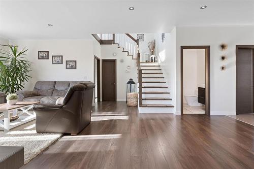 14 Sterling Drive, Mitchell, MB - Indoor Photo Showing Living Room