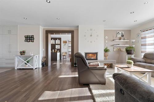 14 Sterling Drive, Mitchell, MB - Indoor Photo Showing Living Room