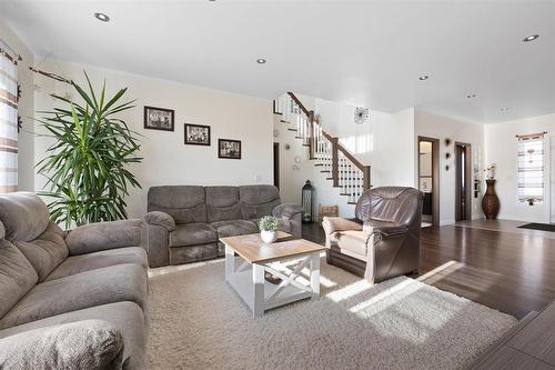 14 Sterling Drive, Mitchell, MB - Indoor Photo Showing Living Room