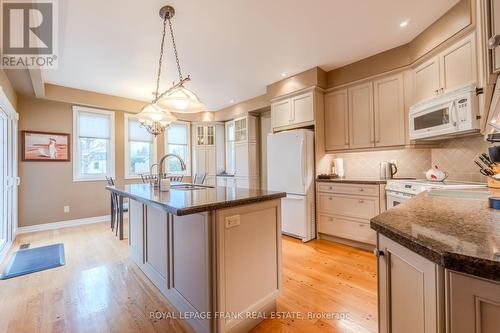 1 Dunsford Court, Kawartha Lakes (Lindsay), ON - Indoor Photo Showing Kitchen