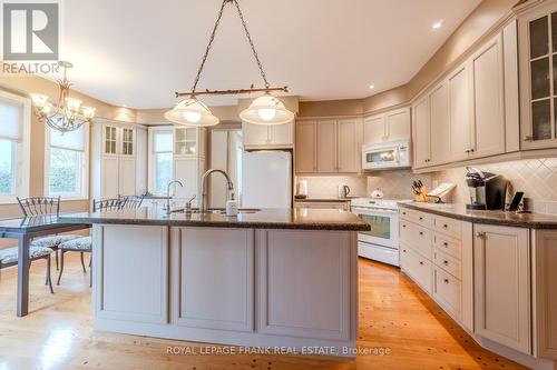 1 Dunsford Court, Kawartha Lakes (Lindsay), ON - Indoor Photo Showing Kitchen