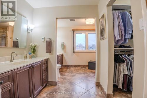 1 Dunsford Court, Kawartha Lakes (Lindsay), ON - Indoor Photo Showing Bathroom