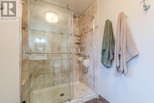 1 Dunsford Court, Kawartha Lakes (Lindsay), ON - Indoor Photo Showing Bathroom