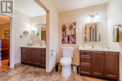 1 Dunsford Court, Kawartha Lakes (Lindsay), ON - Indoor Photo Showing Bathroom