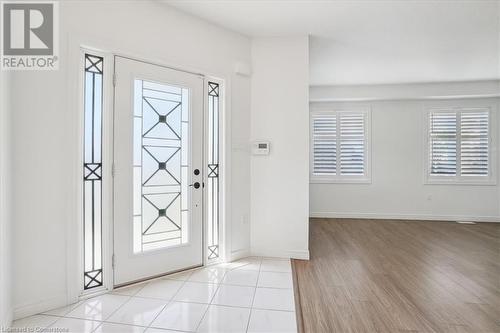 Entrance foyer featuring light wood-type flooring and plenty of natural light - 21 White Star Lane, Grimsby, ON 