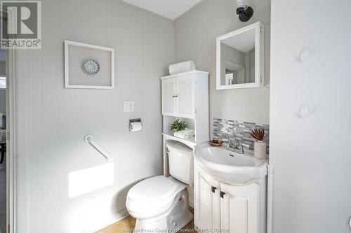 3803 Connaught Avenue, Windsor, ON - Indoor Photo Showing Bathroom