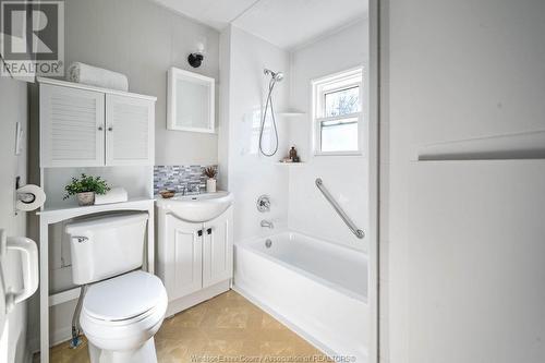 3803 Connaught Avenue, Windsor, ON - Indoor Photo Showing Bathroom